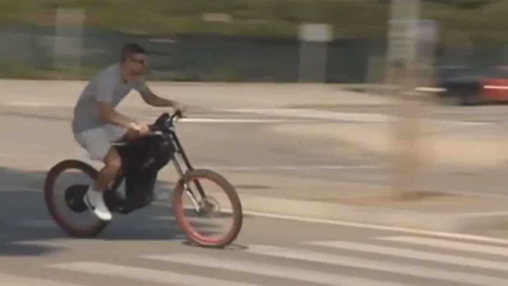 Piqué montado en su bicicleta eléctrica / S. Maspons