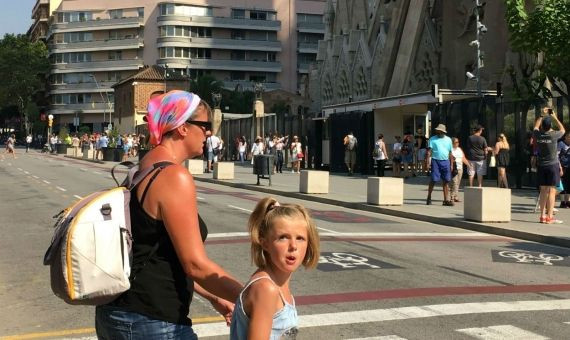 Dos turistas se dirigen a la Sagrada Família