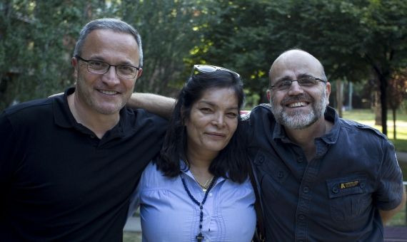 Astrid rodeada de sus dos 'ángeles de la guarda': Jordi (izquierda) y Nacho (derecha) / HUGO FERNÁNDEZ