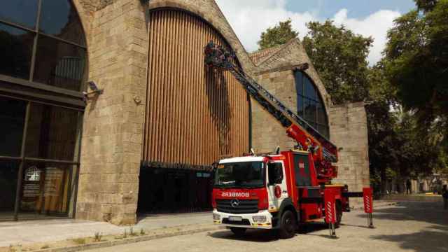 Los bomberos retirando la red en el Musue Marítim / HUGO FERNÁNDEZ