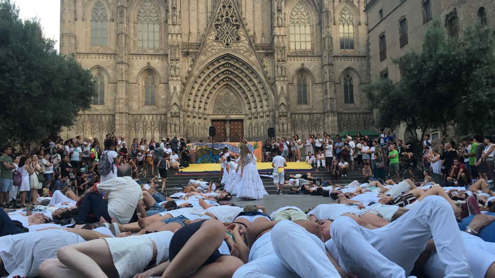 Cientos de asistentes participan en la performance 'Me pongo en sus zapatos' | PAULA BALDRICH