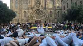 Cientos de asistentes participan en la performance 'Me pongo en sus zapatos' | PAULA BALDRICH