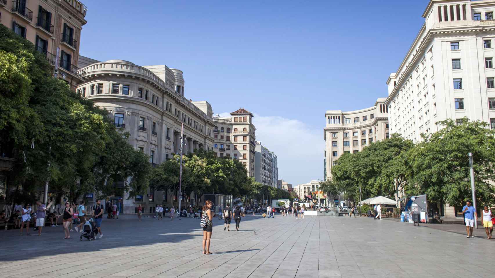 La avenida de la Catedral es un lugar amplio y muy visitado / HUGO FERNÁNDEZ