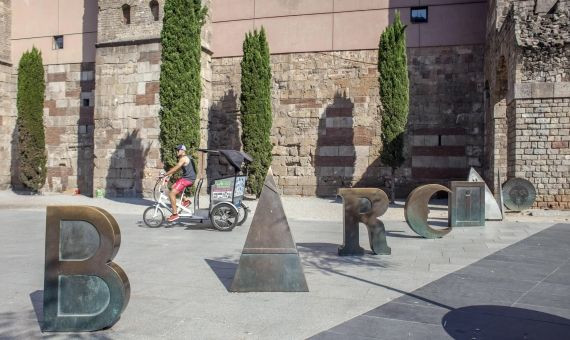 La avenida de la Catedral es ahora un lugar turístico que guarda recuerdos de la época romana / HUGO FERNÁNDEZ