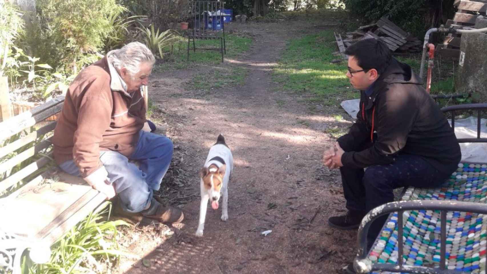 Gerado Pisarello hablando con Pepe Mujica / @G_Pisarello