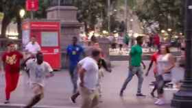 Agresión a un turista norteamericano por parte de un grupo de manteros en la plaza de Catalunya, en agosto / Archivo