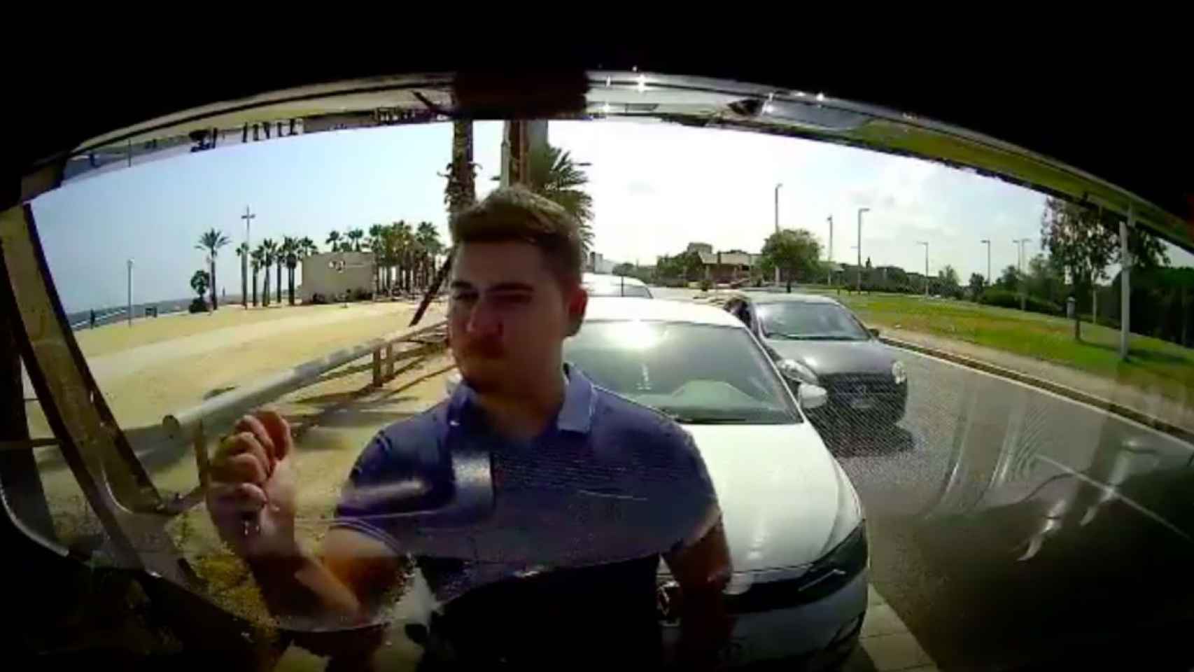 Imagen grabada por la cámara del interior del coche / @gubmosqueado