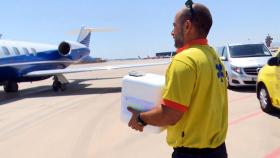 Un trabajador del SEM en el Aeropuerto de Barcelona