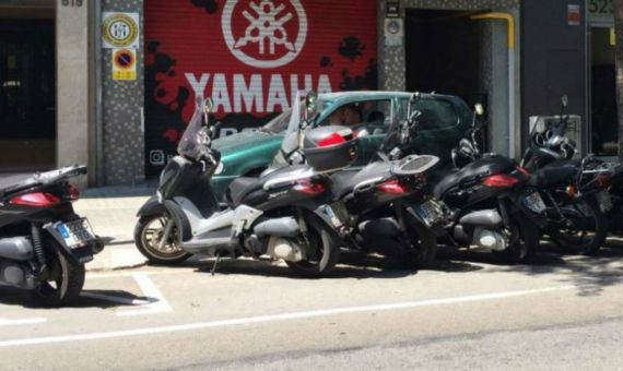 El coche de Colau, el pasado lunes, en la calle Córcega / OKDiario