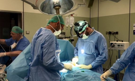 El Dr. Alberto Breda y su equipo, mientras realizan la operación / FUNDACIÓ PUIGVERT