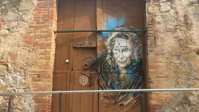 Rostro indígena pintado en una casa abandonada / A.O.