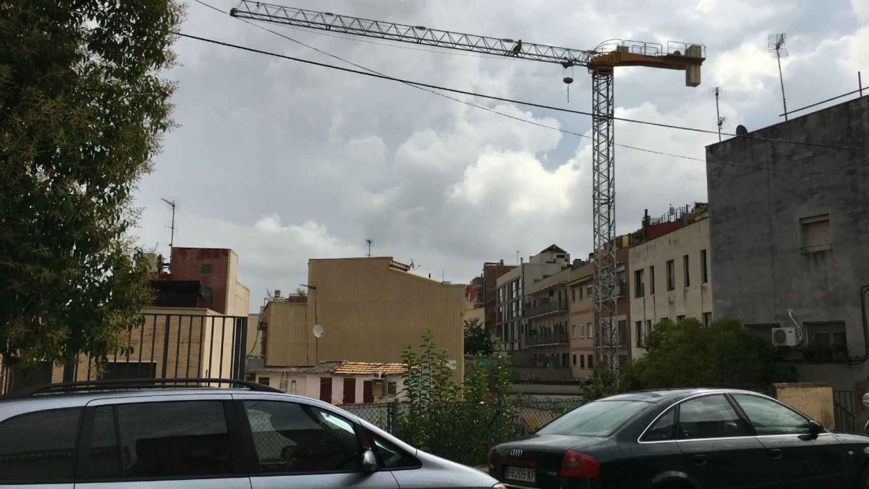 Esta grúa de obra lleva diez años abandonada y los vecinos temen que cualquier día se venga abajo sobre sus casas / MIKI