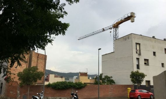 Vista de la grúa desde la parte de atrás de la calle / MIKI