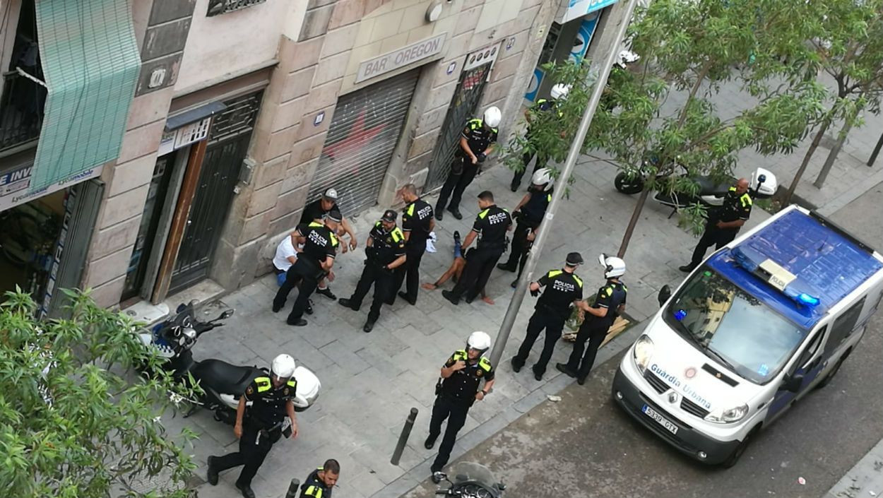 Detención policial de diversos individuos en la calle de'n Robador del Raval / ARCHIVO