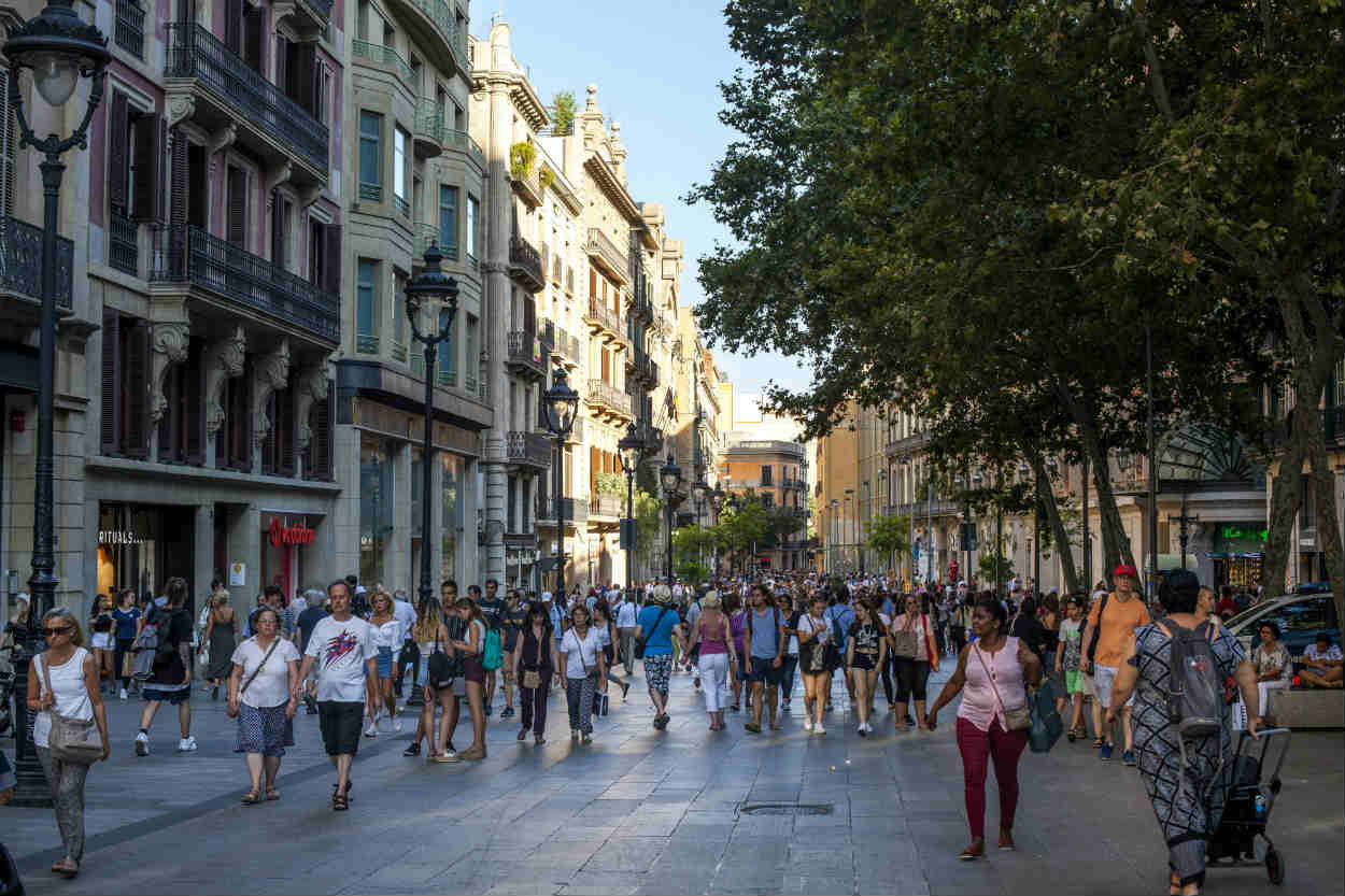 El Portal de l'Àngel repleto de tiendas, se encuentra en el centro de Barcelona