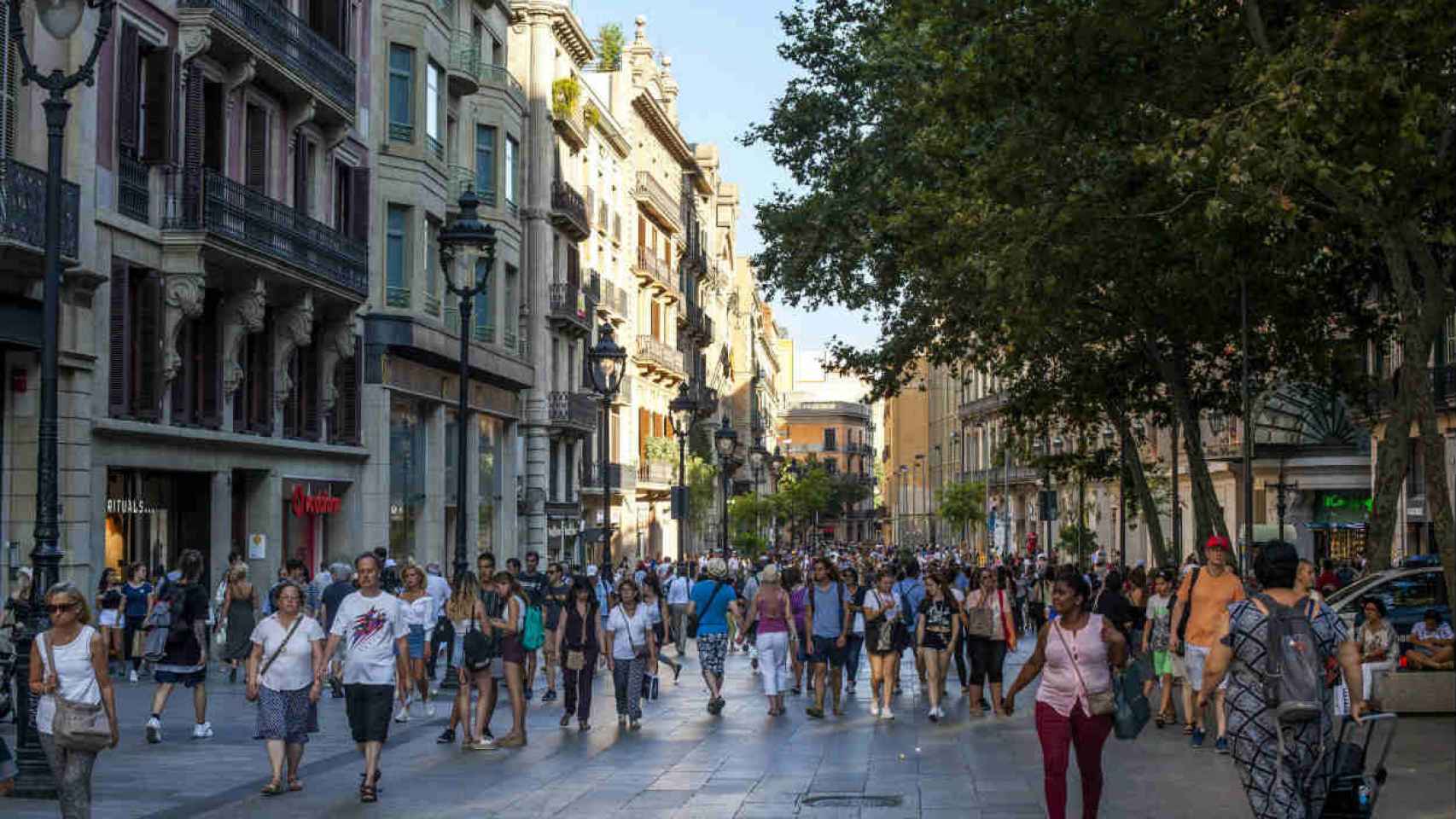 El Portal de l'Àngel repleto de tiendas y personas