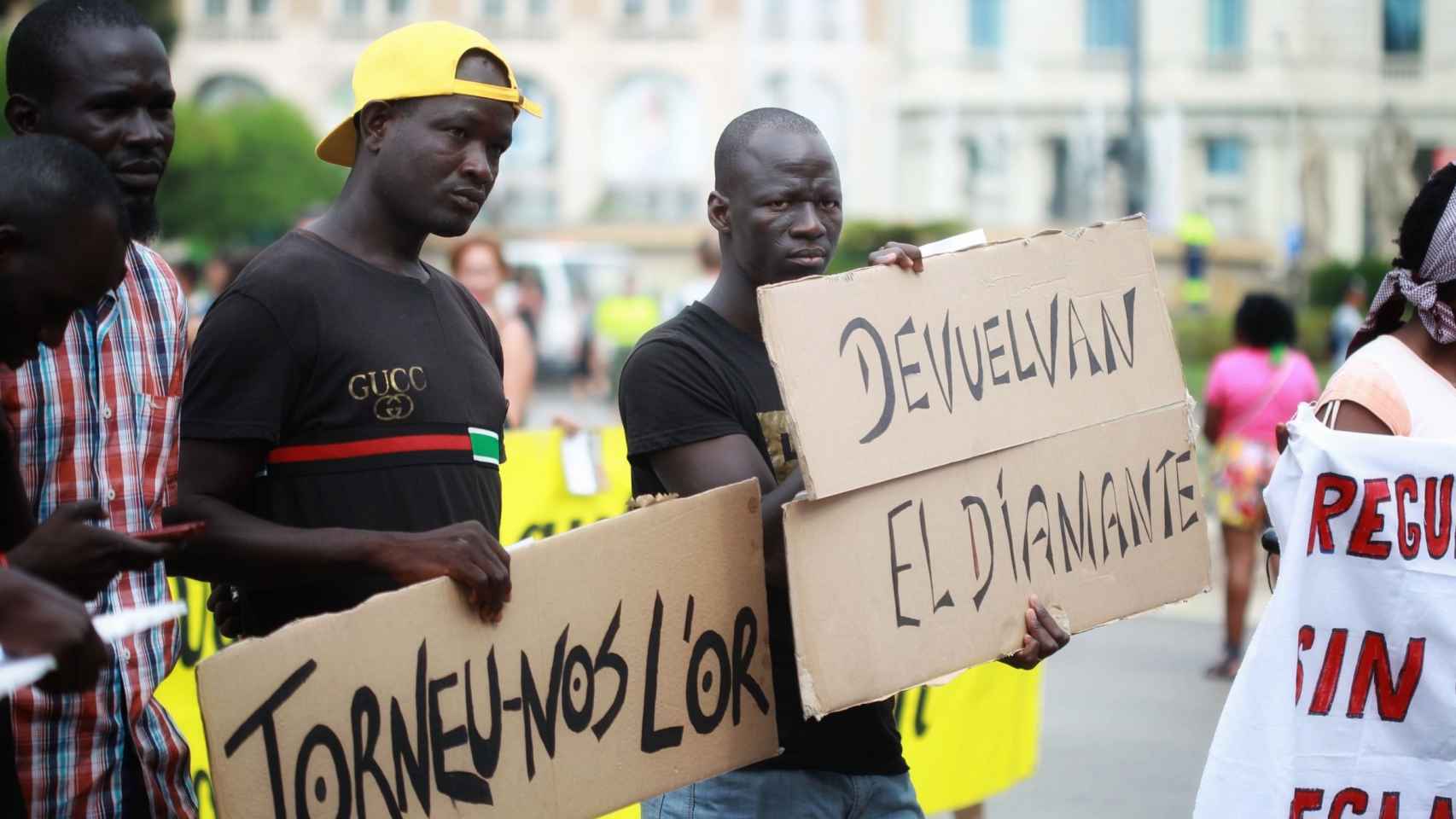 Dos manteros reivindicando en plaza Catalunya | HUGO FERNÁNDEZ