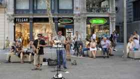 Una escena de músicos en el Portal de l'Àngel / HUGO FERNÁNDEZ