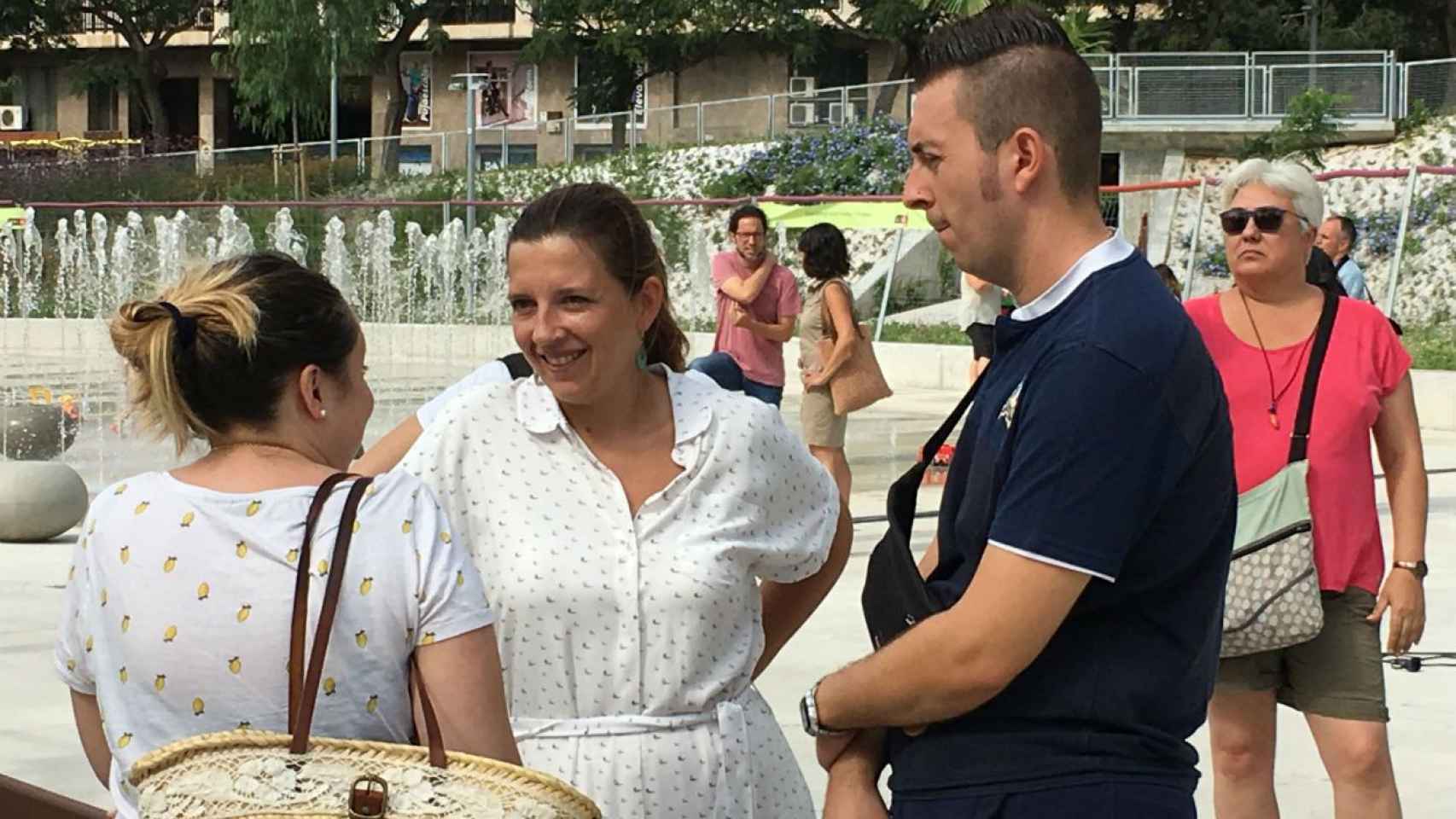 Laia Ortiz, en el centro, conversando con vecinos de Sant Andreu este lunes / MIKI