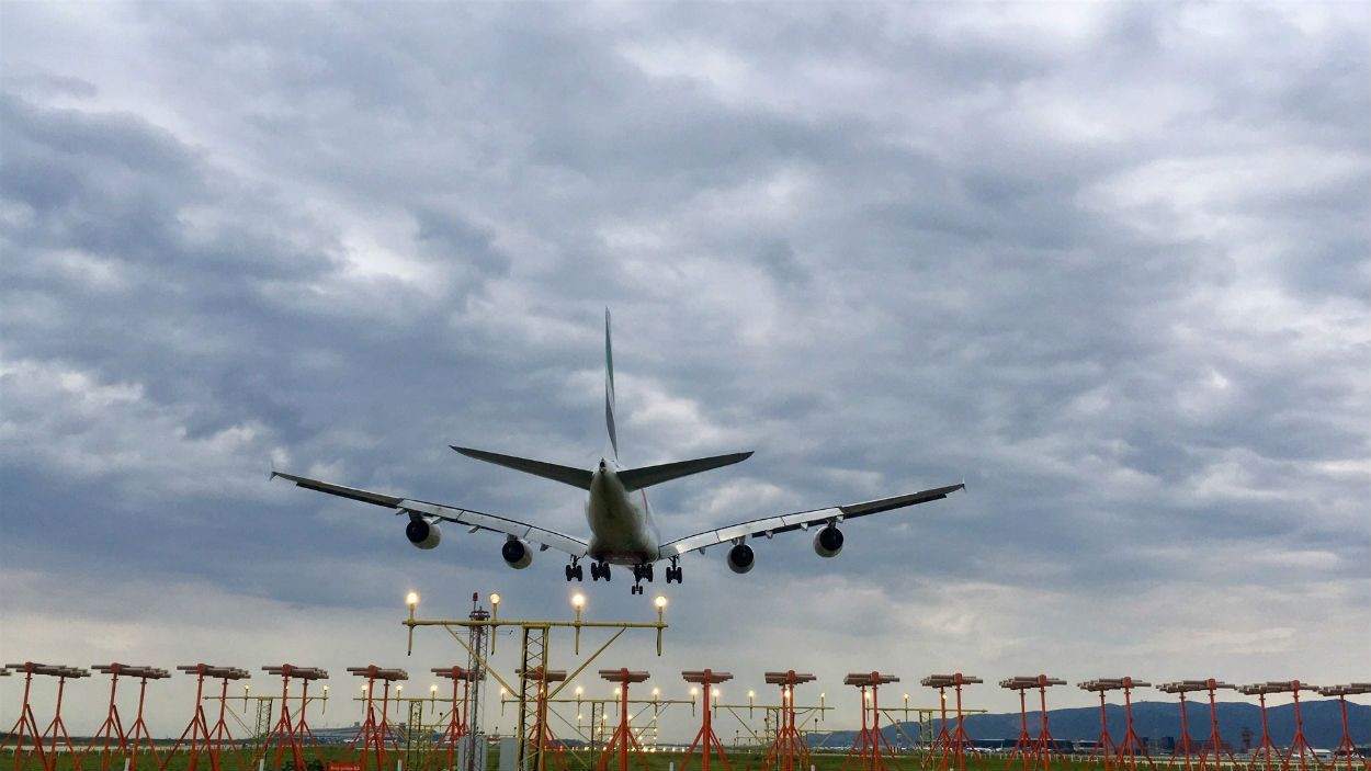 Avión aterrizando en el Aeropuerto de Barcelona-El Prat / EP