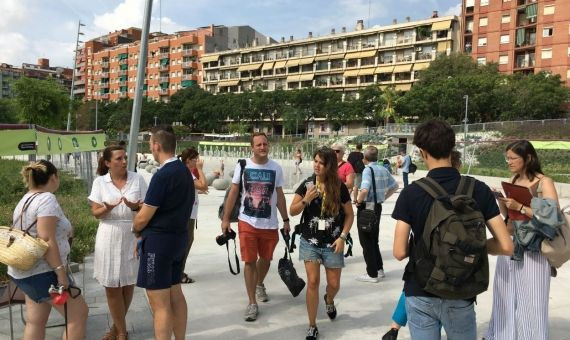 Laia Ortiz, a la izquierda, conversando con vecinos del barrio / MIKI