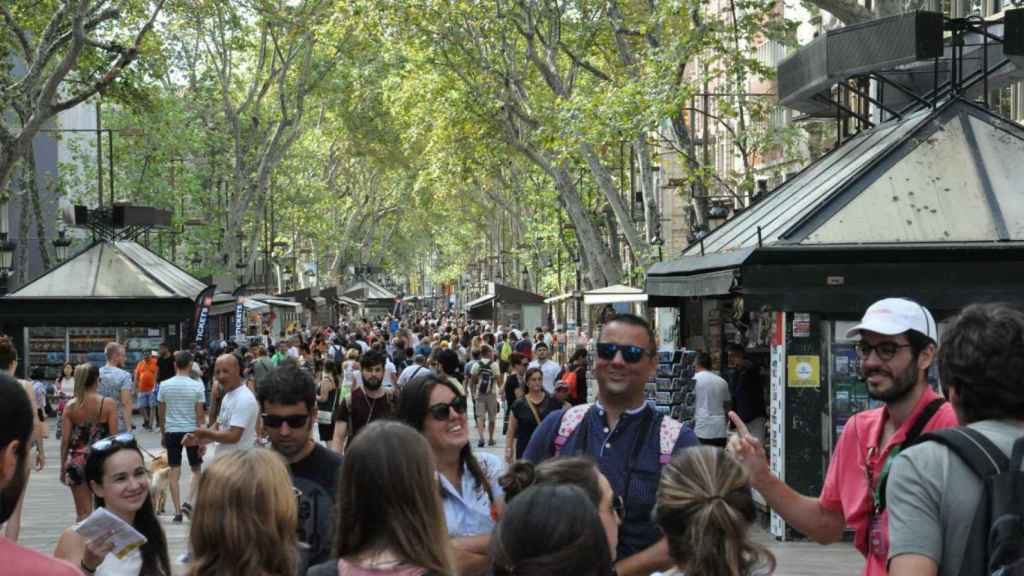 Las Ramblas de Barcelona continúan llenas de turistas felices, como de costumbre / MIKI