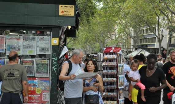 Turistas descifrando un mapa de Barcelona en La Rambla / HUGO FERNÁNDEZ