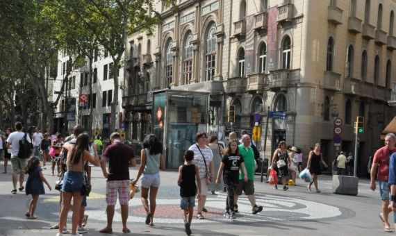 Pocos turistas reparan en el lugar donde se detuvo la furgoneta asesina / MIKI