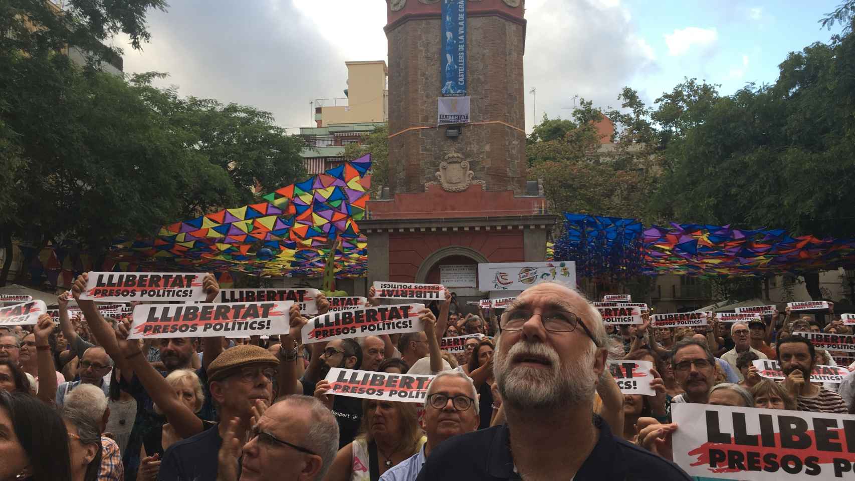 El público con las pancartas durante el pregón de la Festa Major de Gràcia | P.B.