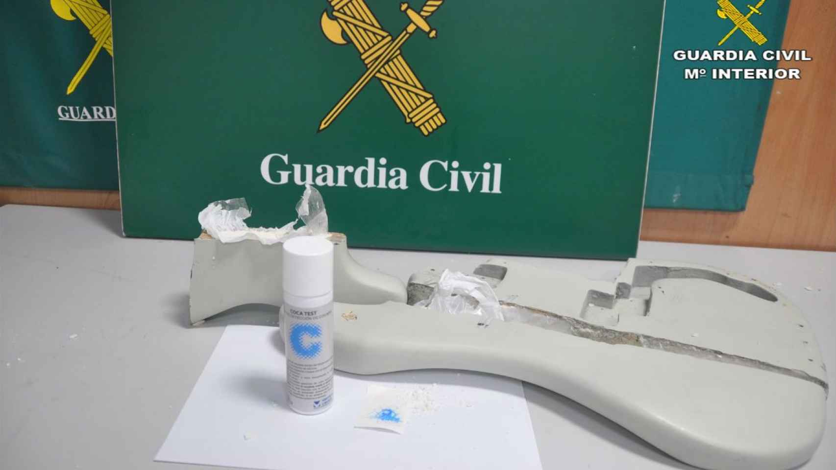 La parte trasera del bajo en la que se ocultaba la droga / Guardia Civil