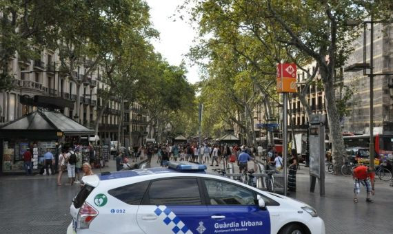 Una patrulla de la GU vigila la entrada de las Ramblas / MIKI