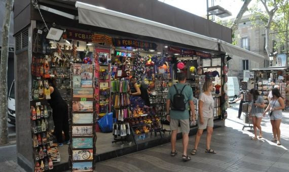 Uno de los distintos puestos de souvenirs que distinguen a las Ramblas / MIKI