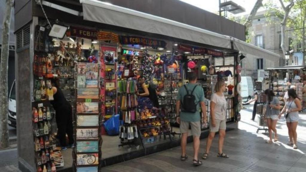 Uno de los distintos puestos de souvenirs que distinguen a las Ramblas / MIKI