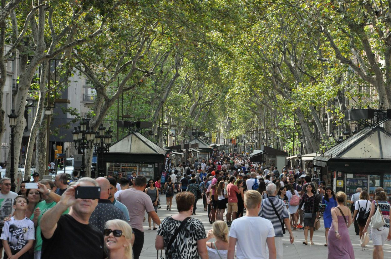 Turistas paseando por las Ramblas