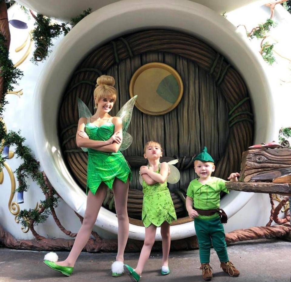 Jennifer, Riley y Liam disfrazados de Peter Pan y Campanilla