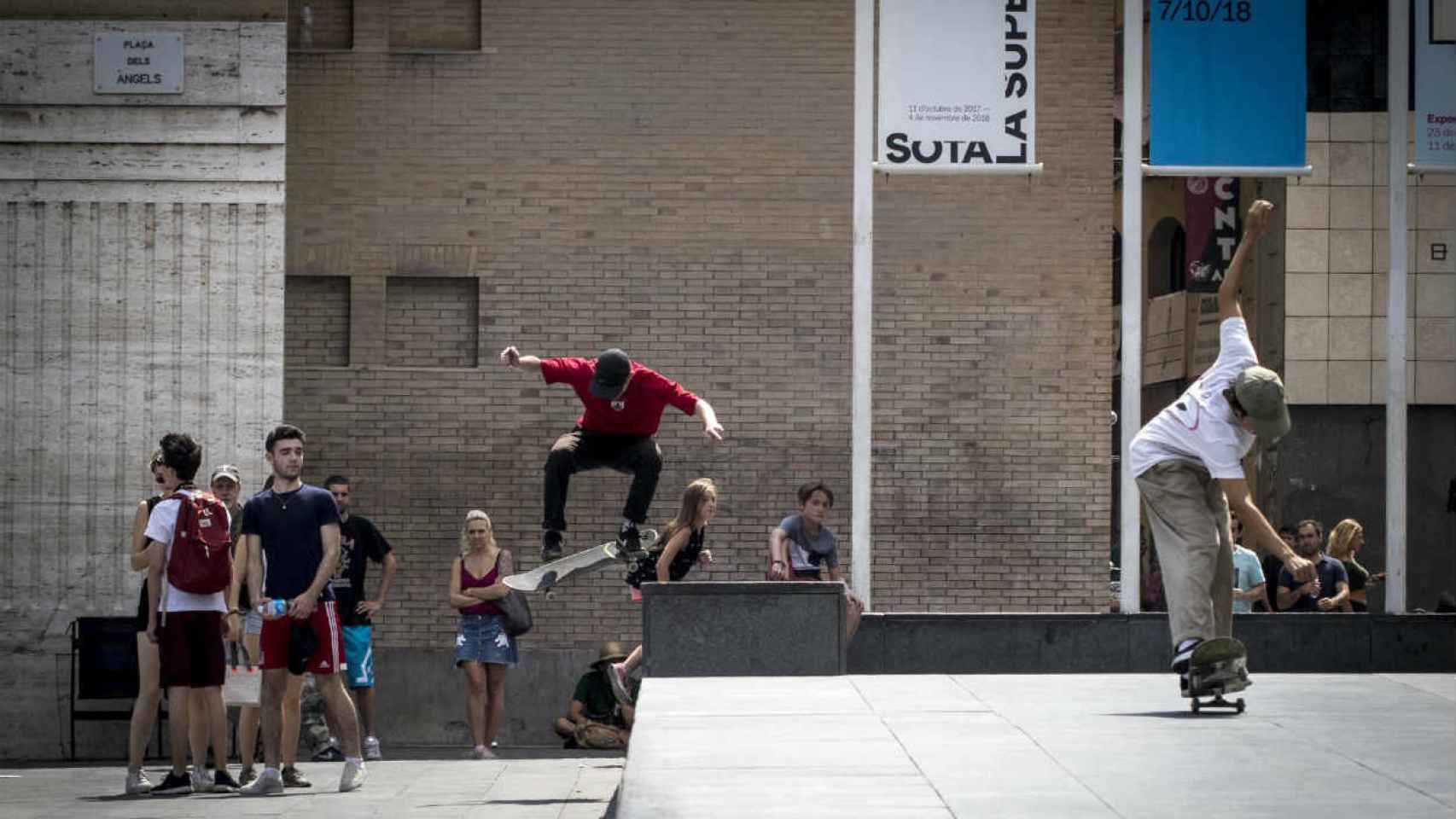 Skaters en plena acción en el Raval / HUGO FERNÁNDEZ