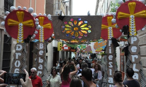 Calle de la Perla decorada para la Festa Major de Gràcia | MIKI