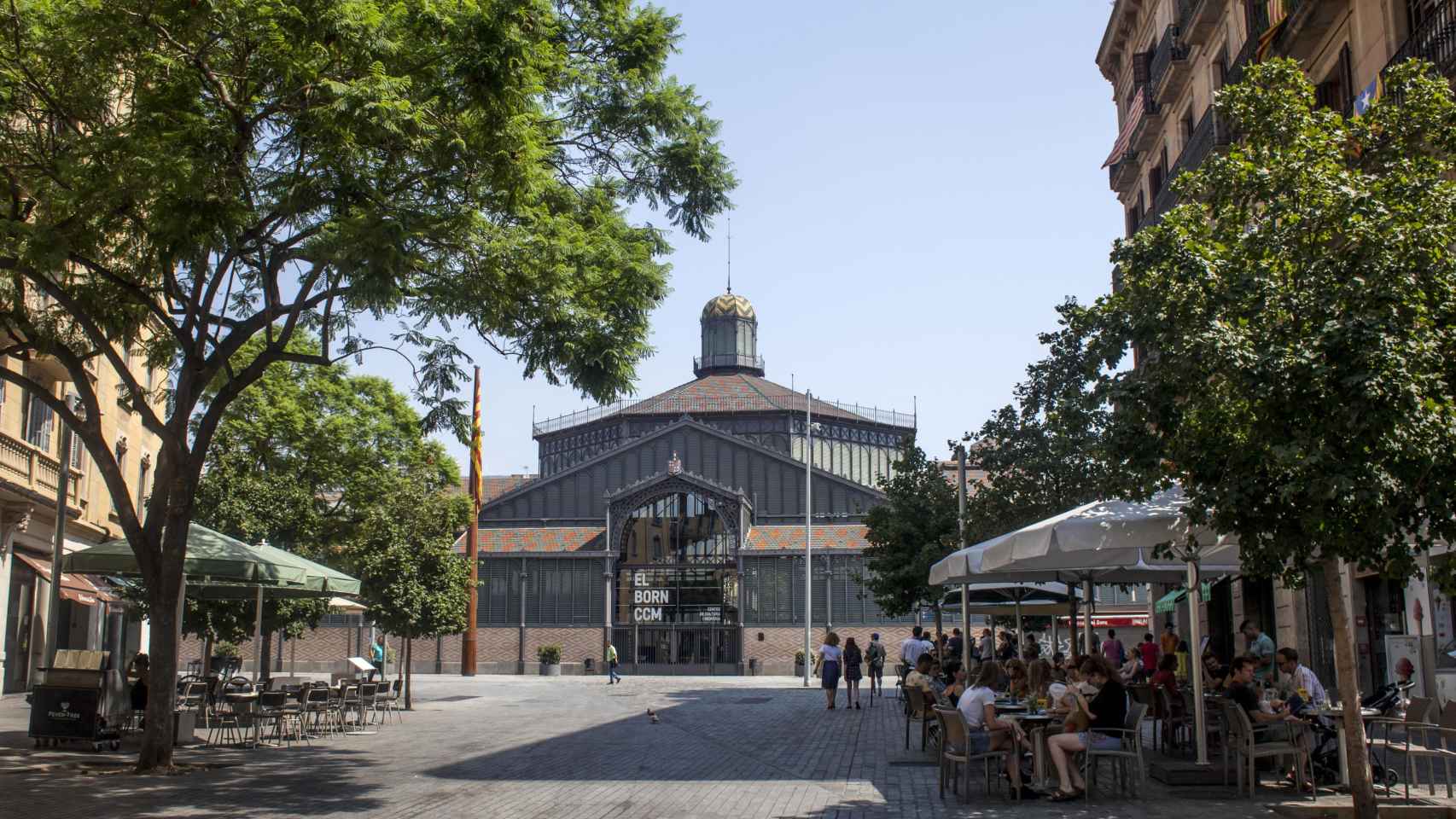 El paseo del Born está entre el antiguo mercado del Born y la Iglesia de Santa María del Mar / HUGO FERNÁNDEZ