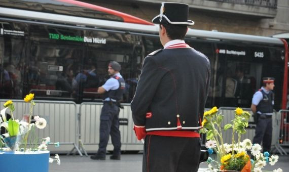 Un mosso de gala preside el Pla de l'Os, donde se ubica el homenaje a las víctimas / MIKI