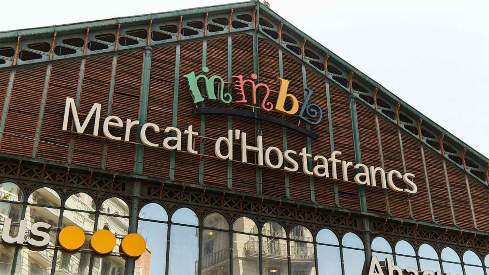 El Mercado de Hostafrancs ha vuelto a sufrir un desprendimiento del techo a causa de la lluvia / Archivo