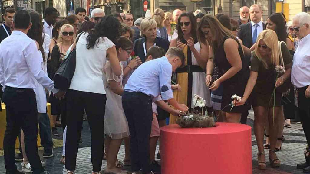 Familiares de las víctimas del 17A depositan flores en la Rambla / AROA ORTEGA