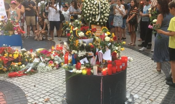 Ofrendas ciudadanas en el mosaica de Joan Miró de Las Ramblas / A.O. 