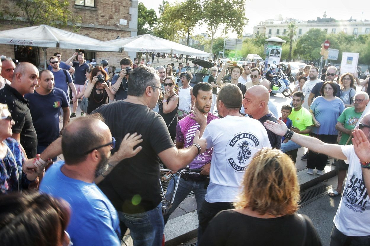 Bronca en la última manifestación en La Barceloneta / HUGO FERNÁNDEZ