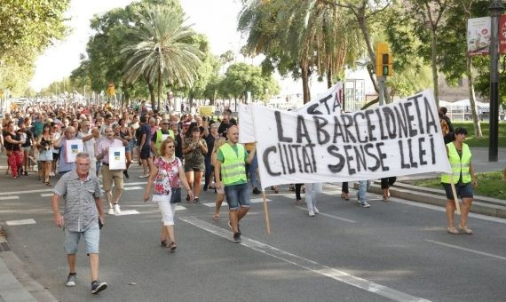 Los vecinos han tomado la avenida Joan de Borbó / HUGO FERNÁNDEZ