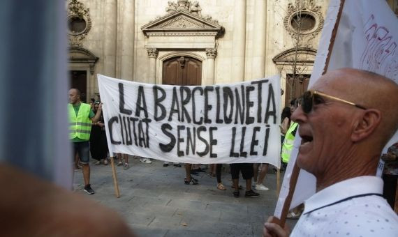 Un momento de la protesta vecinal en el barrio / HUGO F.