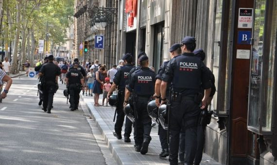 Un grupo de Mossos se dirige hacia su punto de reunión tras el acto de homenaje del pasado 17A en las Ramblas / MIKI