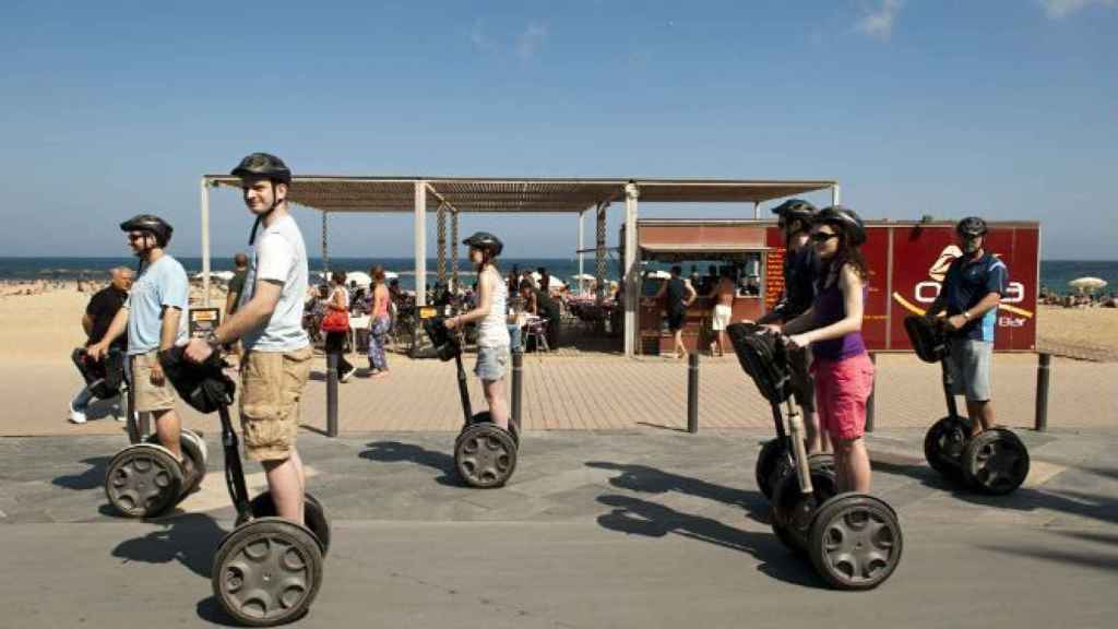 Grupo de jóvenes con Segway por el Paseo Marítimo de Barcelona / EFE