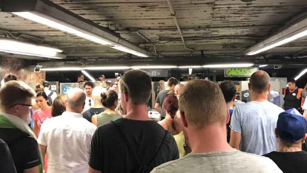 Pasajeros a las puertas de la estación La Barceloneta