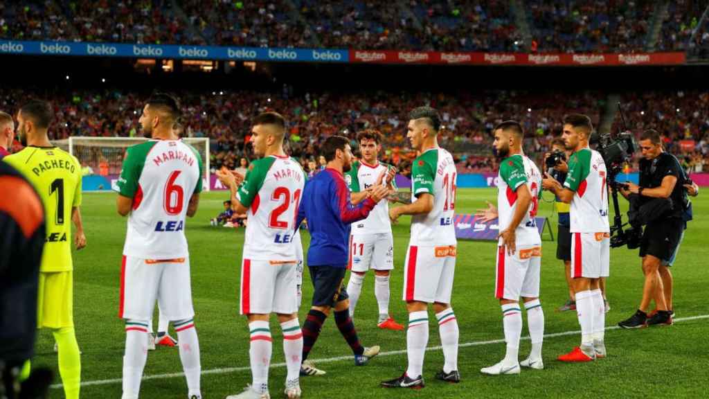 El Alavés le hizo el pasillo al Barça de Messi el pasado domingo en el Camp Nou / EFE