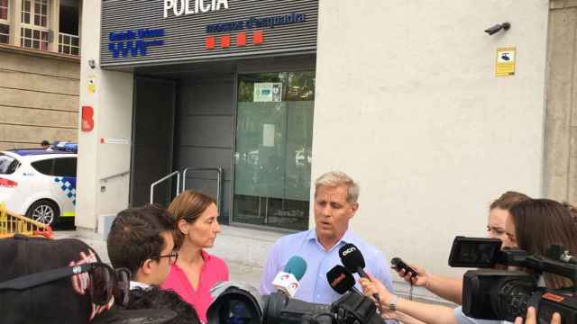 Alberto Fernandez, acompañado de Elisabeth Jiménez, frente a la caserna policial de La Barceloneta / MIKI